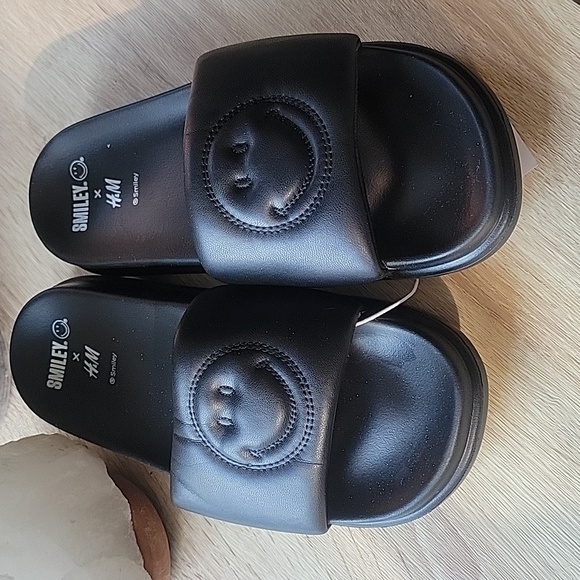 Smiley x H&M Padded Slides - Picture 4 of 8